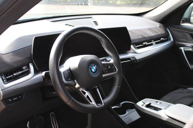 BMW iX1 xDrive30 M Sport / Panoramadak / Sportstoelen / Achteruitrijcamera / Stoelverwarming / Getint glas