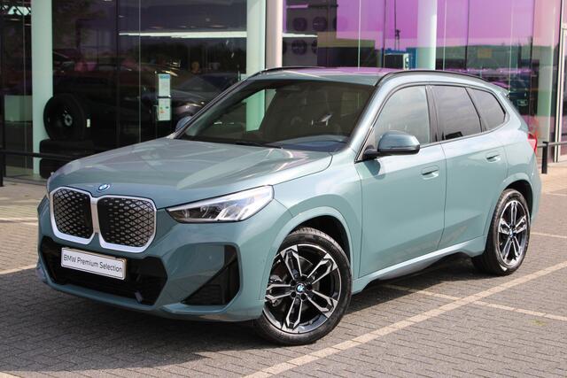 BMW iX1 xDrive30 M Sport / Panoramadak / Sportstoelen / Achteruitrijcamera / Stoelverwarming / Getint glas