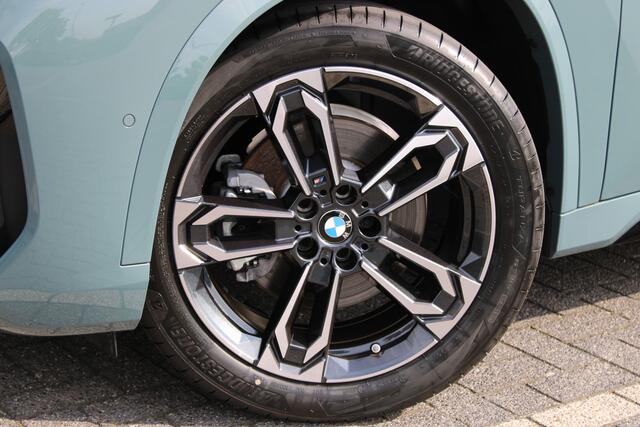 BMW iX1 xDrive30 M Sport / Panoramadak / Sportstoelen / Achteruitrijcamera / Stoelverwarming / Getint glas