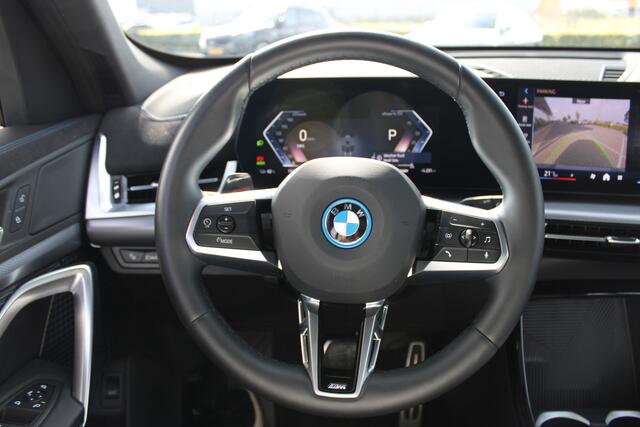 BMW iX1 xDrive30 M Sport / Panoramadak / Sportstoelen / Achteruitrijcamera / Stoelverwarming / Getint glas