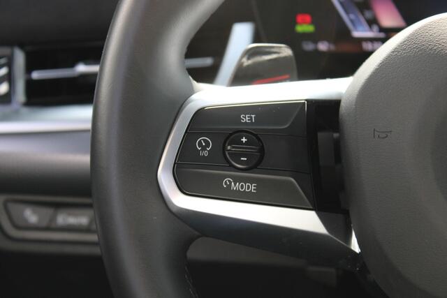 BMW iX1 xDrive30 M Sport / Panoramadak / Sportstoelen / Achteruitrijcamera / Stoelverwarming / Getint glas