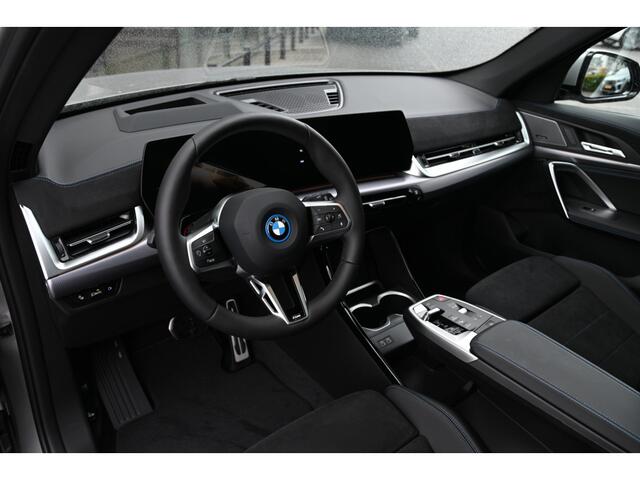 BMW iX1 eDrive20 M Sport / Panoramadak / Trekhaak / Sportstoelen / Head-Up / M Adaptief onderstel / Adaptieve LED / Parking Assistant Plus