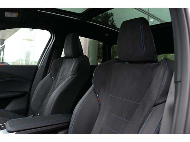 BMW iX1 eDrive20 M Sport / Panoramadak / Trekhaak / Sportstoelen / Head-Up / M Adaptief onderstel / Adaptieve LED / Parking Assistant Plus