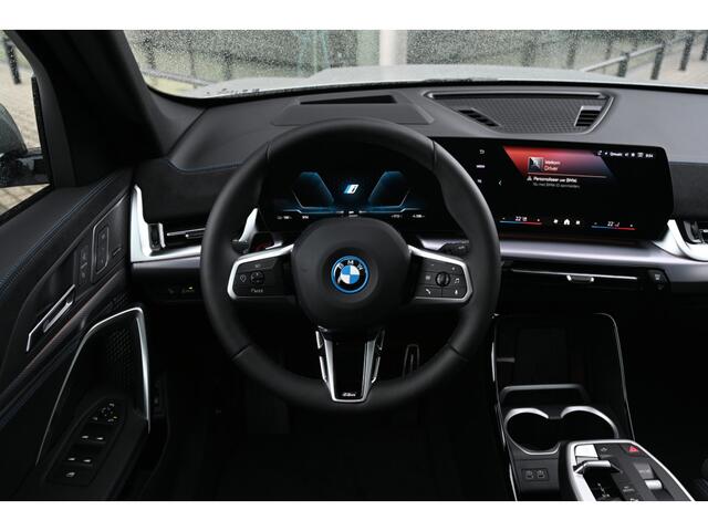 BMW iX1 eDrive20 M Sport / Panoramadak / Trekhaak / Sportstoelen / Head-Up / M Adaptief onderstel / Adaptieve LED / Parking Assistant Plus