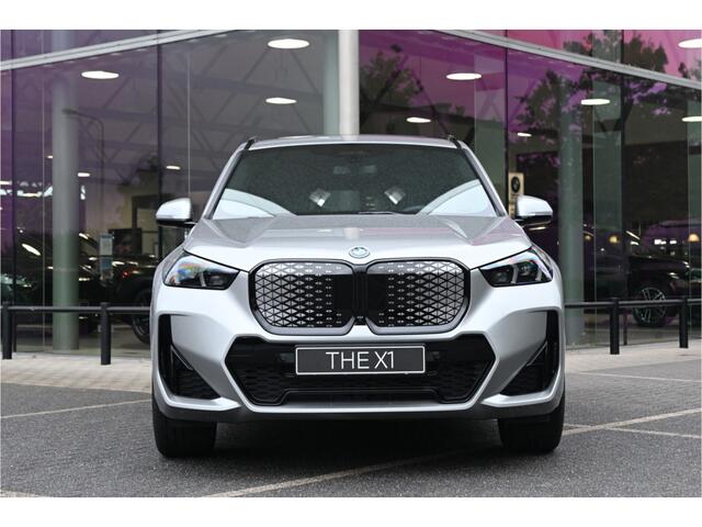BMW iX1 eDrive20 M Sport / Panoramadak / Trekhaak / Sportstoelen / Head-Up / M Adaptief onderstel / Adaptieve LED / Parking Assistant Plus