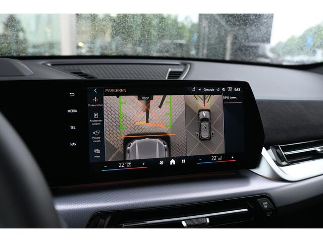 BMW iX1 eDrive20 M Sport / Panoramadak / Trekhaak / Sportstoelen / Head-Up / M Adaptief onderstel / Adaptieve LED / Parking Assistant Plus