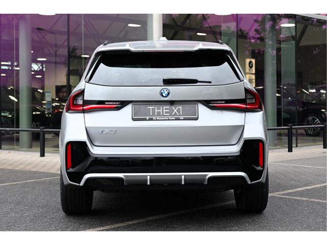 BMW iX1 eDrive20 M Sport / Panoramadak / Trekhaak / Sportstoelen / Head-Up / M Adaptief onderstel / Adaptieve LED / Parking Assistant Plus