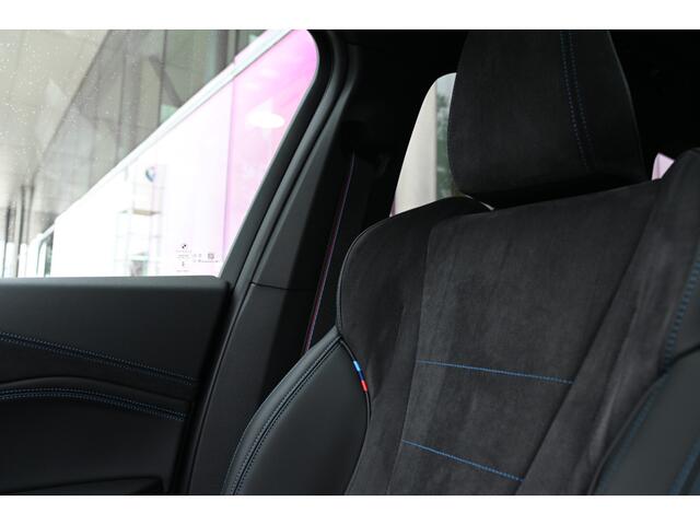 BMW iX1 eDrive20 M Sport / Panoramadak / Trekhaak / Sportstoelen / Head-Up / M Adaptief onderstel / Adaptieve LED / Parking Assistant Plus