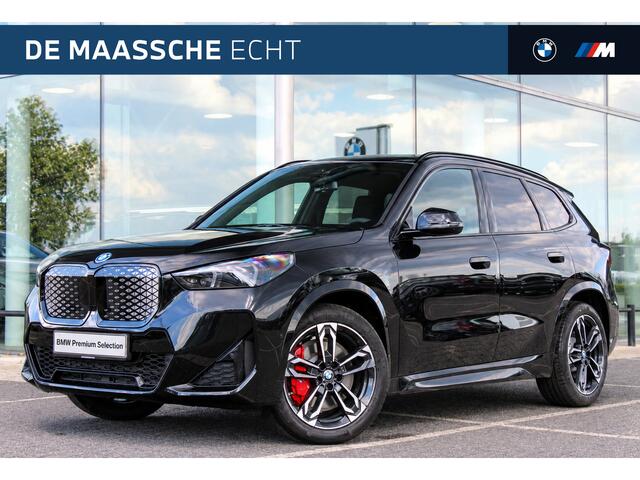 BMW iX1 eDrive20 M Sport / Panoramadak / Trekhaak / Sportstoelen / Achteruitrijcamera / M Adaptief onderstel / Adaptieve LED / Stoelverwarming