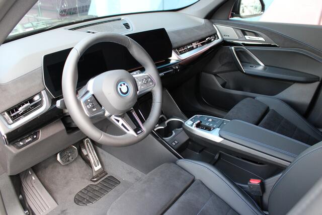 BMW iX1 eDrive20 M Sport / Panoramadak / Trekhaak / Sportstoelen / Achteruitrijcamera / M Adaptief onderstel / Adaptieve LED / Stoelverwarming