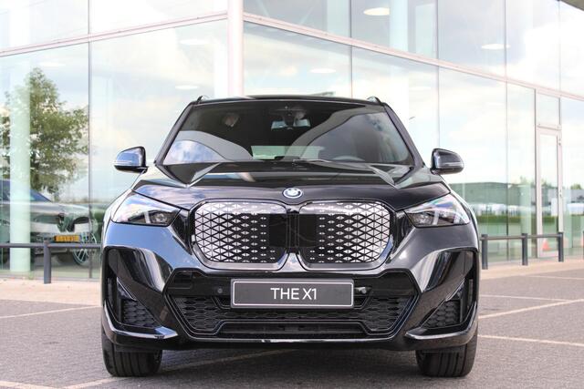 BMW iX1 eDrive20 M Sport / Panoramadak / Trekhaak / Sportstoelen / Achteruitrijcamera / M Adaptief onderstel / Adaptieve LED / Stoelverwarming