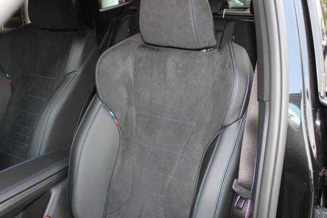 BMW iX1 eDrive20 M Sport / Panoramadak / Trekhaak / Sportstoelen / Achteruitrijcamera / M Adaptief onderstel / Adaptieve LED / Stoelverwarming