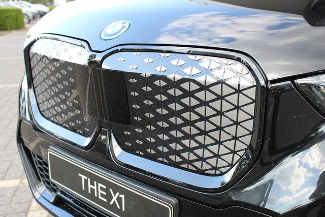 BMW iX1 eDrive20 M Sport / Panoramadak / Trekhaak / Sportstoelen / Achteruitrijcamera / M Adaptief onderstel / Adaptieve LED / Stoelverwarming