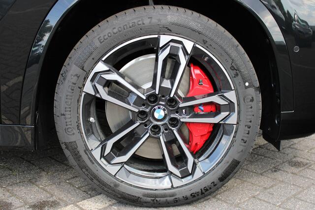BMW iX1 eDrive20 M Sport / Panoramadak / Trekhaak / Sportstoelen / Achteruitrijcamera / M Adaptief onderstel / Adaptieve LED / Stoelverwarming
