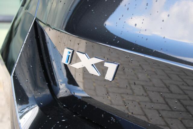 BMW iX1 eDrive20 M Sport / Panoramadak / Trekhaak / Sportstoelen / Achteruitrijcamera / M Adaptief onderstel / Adaptieve LED / Stoelverwarming