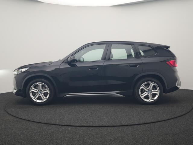 BMW iX1 xDrive30 67 kWh 313pk Dealer O.H. | Adaptive Cruise | Head Up | 360 Camera | Harman / Kardon | Lederen Comfortstoelen Massage & Memory | Keyless | Blis | Sfeerverlichting | Stoelverwarming | Apple Carplay | Navigatie | DAB |