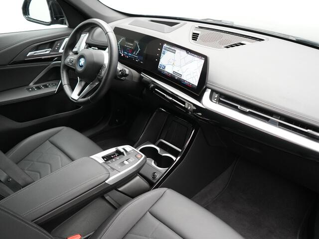 BMW iX1 xDrive30 67 kWh 313pk Dealer O.H. | Adaptive Cruise | Head Up | 360 Camera | Harman / Kardon | Lederen Comfortstoelen Massage & Memory | Keyless | Blis | Sfeerverlichting | Stoelverwarming | Apple Carplay | Navigatie | DAB |
