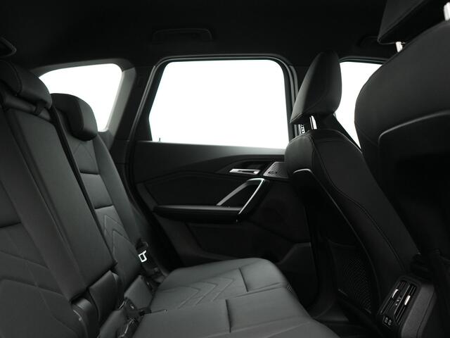 BMW iX1 xDrive30 67 kWh 313pk Dealer O.H. | Adaptive Cruise | Head Up | 360 Camera | Harman / Kardon | Lederen Comfortstoelen Massage & Memory | Keyless | Blis | Sfeerverlichting | Stoelverwarming | Apple Carplay | Navigatie | DAB |