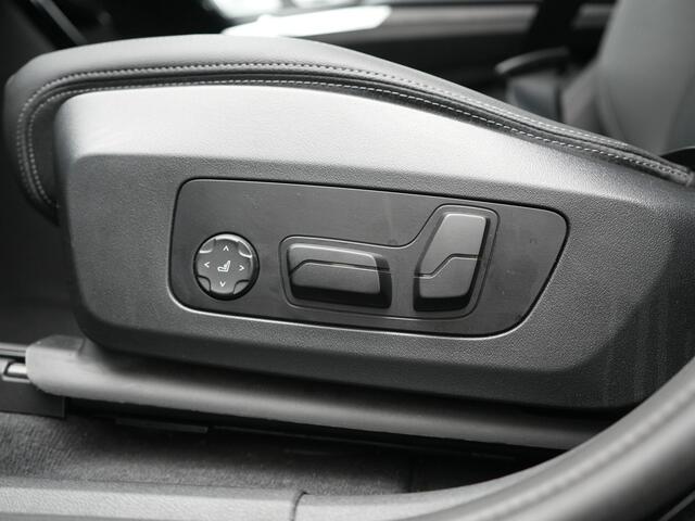 BMW iX1 xDrive30 67 kWh 313pk Dealer O.H. | Adaptive Cruise | Head Up | 360 Camera | Harman / Kardon | Lederen Comfortstoelen Massage & Memory | Keyless | Blis | Sfeerverlichting | Stoelverwarming | Apple Carplay | Navigatie | DAB |