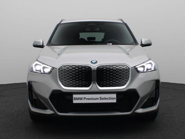BMW iX1 eDrive20 M Sportpakket | Premium Pack | Travel Pack | SoH 100% | Trekhaak | Panoramadak | Parking Assistant | 19''