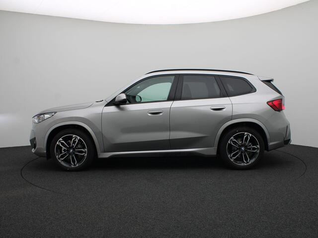 BMW iX1 eDrive20 M Sportpakket | Premium Pack | Travel Pack | SoH 100% | Trekhaak | Panoramadak | Parking Assistant | 19''