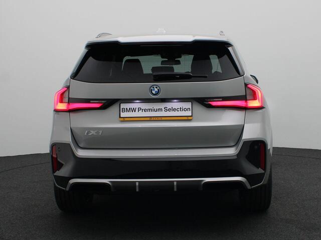 BMW iX1 eDrive20 M Sportpakket | Premium Pack | Travel Pack | SoH 100% | Trekhaak | Panoramadak | Parking Assistant | 19''