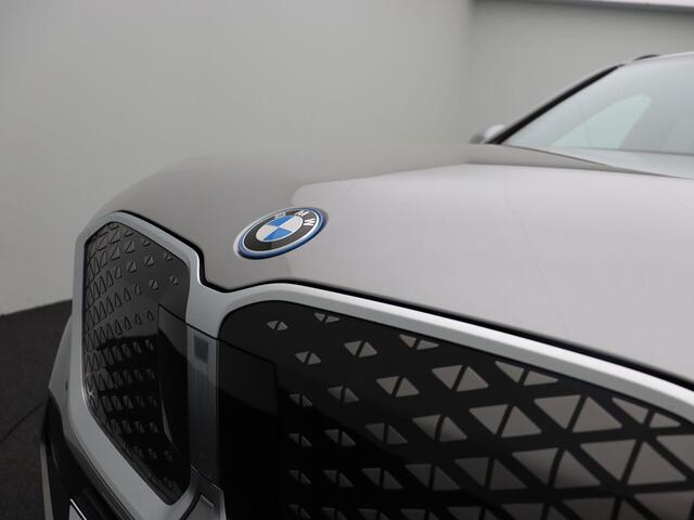 BMW iX1 eDrive20 M Sportpakket | Premium Pack | Travel Pack | SoH 100% | Trekhaak | Panoramadak | Parking Assistant | 19''