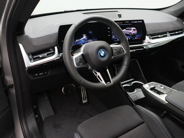 BMW iX1 eDrive20 M Sportpakket | Premium Pack | Travel Pack | SoH 100% | Trekhaak | Panoramadak | Parking Assistant | 19''