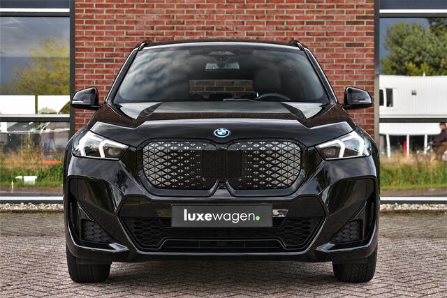 BMW iX1 xDrive30 M-Sport Pano ACC Trekh E-zetels HUD H/K Massage