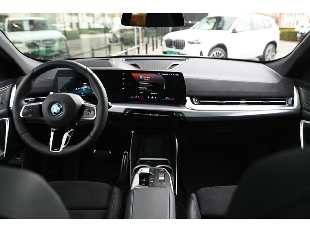 BMW iX2 eDrive20 M Sport / Panoramadak / Trekhaak / M Sportstoelen / Parking Assistant Plus / Head-Up / M Adaptief onderstel / Stuurverwarming / Comfort Access