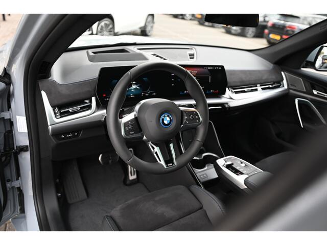 BMW iX2 eDrive20 M Sport / Panoramadak / Trekhaak / M Sportstoelen / Parking Assistant Plus / Head-Up / M Adaptief onderstel / Stuurverwarming / Comfort Access