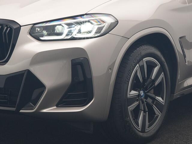 BMW iX3 M Sport 80 kWh 286pk Dealer O.H | Panodak | Adaptive Cruise | Camera | Lederen Sportstoelen Memory & Verwarmd | Sfeerverlichting | Blis | Apple Carplay | Navigatie | DAB | 19"L.M