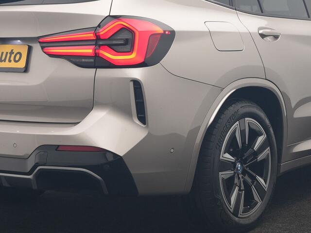 BMW iX3 M Sport 80 kWh 286pk Dealer O.H | Panodak | Adaptive Cruise | Camera | Lederen Sportstoelen Memory & Verwarmd | Sfeerverlichting | Blis | Apple Carplay | Navigatie | DAB | 19"L.M