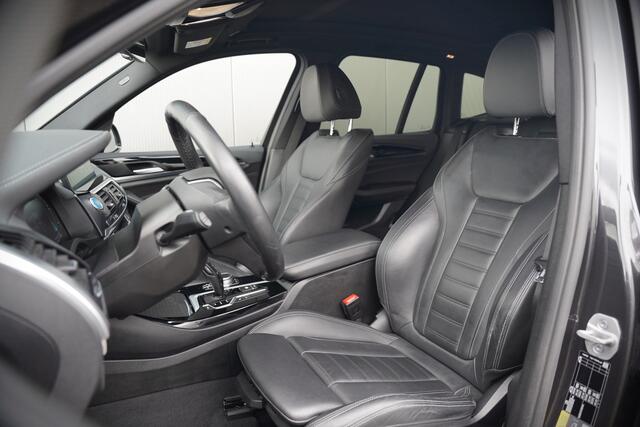 BMW iX3 High Executive 80 kWh | Panoramadak | Harman Kardon | Head-Up Display | Adaptive Cruise Control | Stoelverwarming | Dodehoekdetectie | Keyless | Trekhaak | 360 Camera | Ambiance Verlichting |