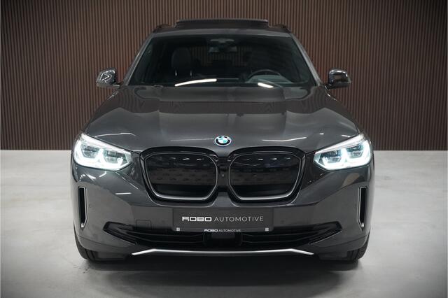 BMW iX3 High Executive 80 kWh | Panoramadak | Harman Kardon | Head-Up Display | Adaptive Cruise Control | Stoelverwarming | Dodehoekdetectie | Keyless | Trekhaak | 360 Camera | Ambiance Verlichting |