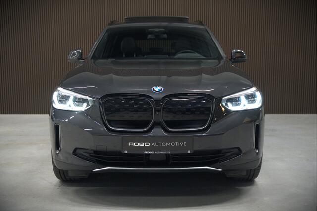 BMW iX3 High Executive 80 kWh | Panoramadak | Harman Kardon | Head-Up Display | Adaptive Cruise Control | Stoelverwarming | Dodehoekdetectie | Keyless | Trekhaak | 360 Camera | Ambiance Verlichting |