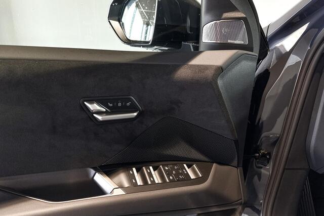 BMW iX3 40 eDrive 83 kWh | M Sport | Glazen Panoramadak | Harman Kardon | Massagestoelen | Trekhaak |