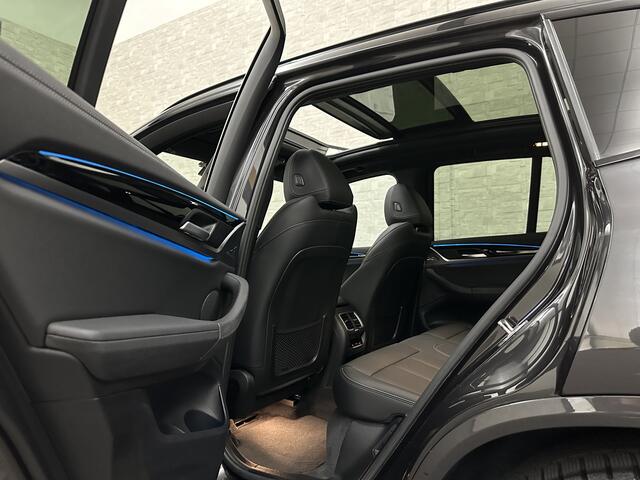 BMW iX3 M-Sport | Sophisto Grey! | Panorama | ACC | Leder | Memory | El. Trekhaak | 97.6% SOH | Sfeerverlichting | 3-Zone Clima | Carplay | LED | Btw auto, 32810,= ex. | Rijklaar incl. Bovag garantie!