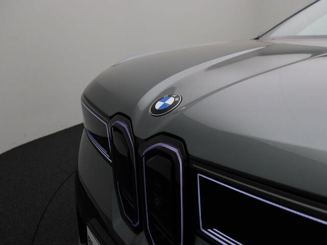 BMW iX3 50 xDrive M Sportpakket Pro | Innovation Pack | Stuurwielrand Verwarmd | Trekhaak | Panoramadak | Driving Assistant Plus | BMW Panoramic Vision | Harman Kardon | 22''
