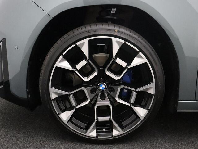 BMW iX3 50 xDrive M Sportpakket Pro | Innovation Pack | Stuurwielrand Verwarmd | Trekhaak | Panoramadak | Driving Assistant Plus | BMW Panoramic Vision | Harman Kardon | 22''