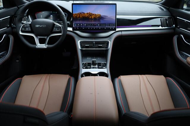 BYD Seal U 1.5 DM-i FWD Boost MEERDERE EXEMPLAREN VERWACHT!! BRUIN-LEER CARPLAY PANO 360-CAMERA STOELVENTILATIE STUUR/STOELVERW. HUD ADAPTIVE-CRUISE CLIMA NAVI 2XPDC 19''LMV ENZ ENZ!
