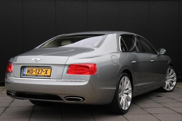 Bentley Flying Spur 6.0 W12 | LEDER | SCHUIFDAK | KERAMISCH | NAIM SOUNDSYSTEM | ENTERTAINMENT ACHTERIN | STOELVERKOELING/VERWARMING | MASSAGE | CAMERA | AIRCO | CRUISE | NAVI |