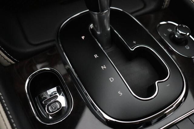 Bentley Flying Spur 6.0 W12 | LEDER | SCHUIFDAK | KERAMISCH | NAIM SOUNDSYSTEM | ENTERTAINMENT ACHTERIN | STOELVERKOELING/VERWARMING | MASSAGE | CAMERA | AIRCO | CRUISE | NAVI |