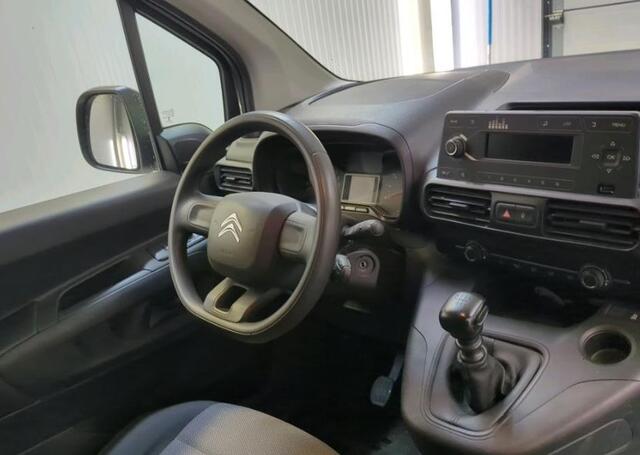 Citroen BERLINGO 1.2 Benzine 111PK Euro6 / Distributie is vervangen / Trekhaak / RVS imperiaal / Schuifdeur / Airco / Pdc./