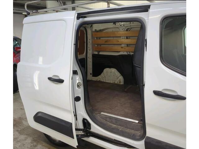 Citroen BERLINGO 1.2 Benzine 111PK Euro6 / Distributie is vervangen / Trekhaak / RVS imperiaal / Schuifdeur / Airco / Pdc./