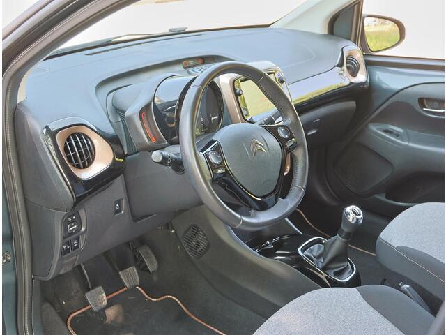 Citroen C1 1.0 VTi Origins | Apple Carplay/Android Auto | Achteruitrijcamera | Climate Control | Bluetooth | Automatisch dimlicht | Radio / MP3 speler met USB + stuurwielbediening | Dealeronderhouden | Lederen stuurwiel | Privacy Glass | 15" lichtmetalen velgen |