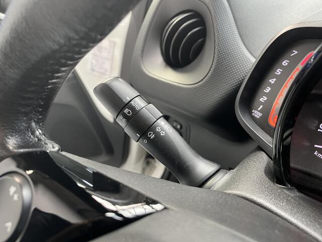 Citroen C1 1.0 VTi Shine , Stoelverwarming, Klimaat Controle, Achteruitrij Camera, Apple Carplay en Android Auto