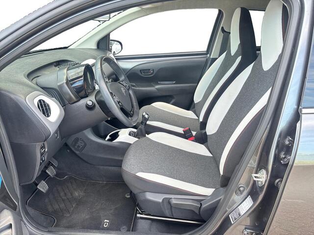 Citroen C1 5-deurs Millenium Feel 1.0 e-VTi 72pk | TWO-TONE! | APPLE CARPLAY / ANDROID AUTO | CAMERA | EXTRA GETINTE RAMEN | LEDEREN STUUR |