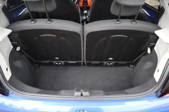 Citroen C1 1.0 VTi Urban Ride Zwarte Velgen Carplay Achteruitrijcamera Navigatie Donkere Ramen Striping All season banden!