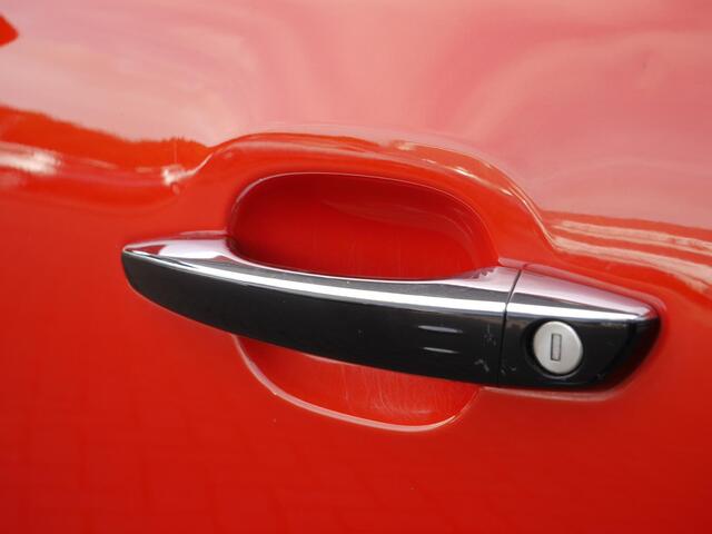 Citroen C3 1.2 PureTech Automaat Shine | Camera | Trekhaak | Panoramadak | Lichtmetalen velgen | Keyless Entry